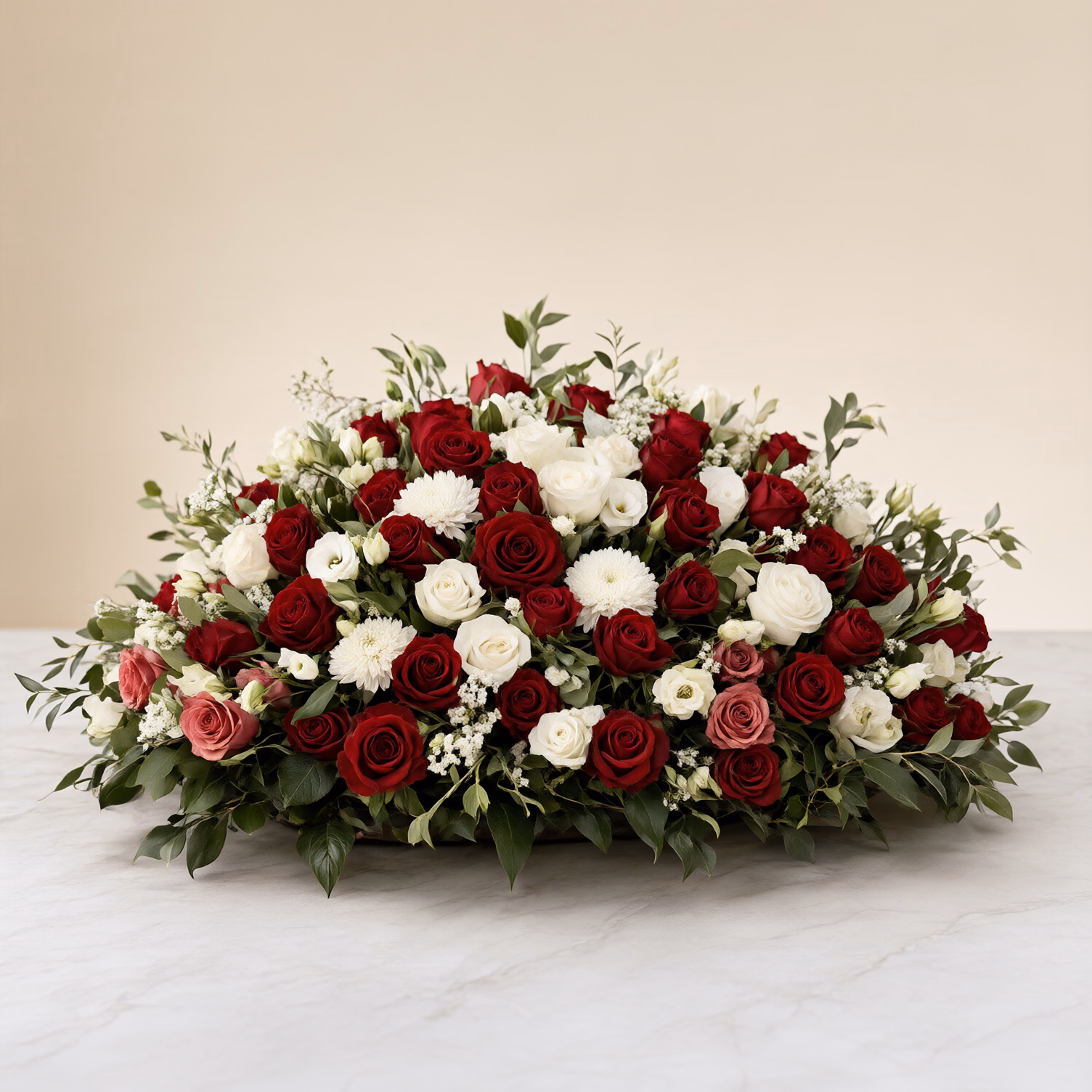 Cesto Funebre Rose Rosse e Bianche — foto 2
